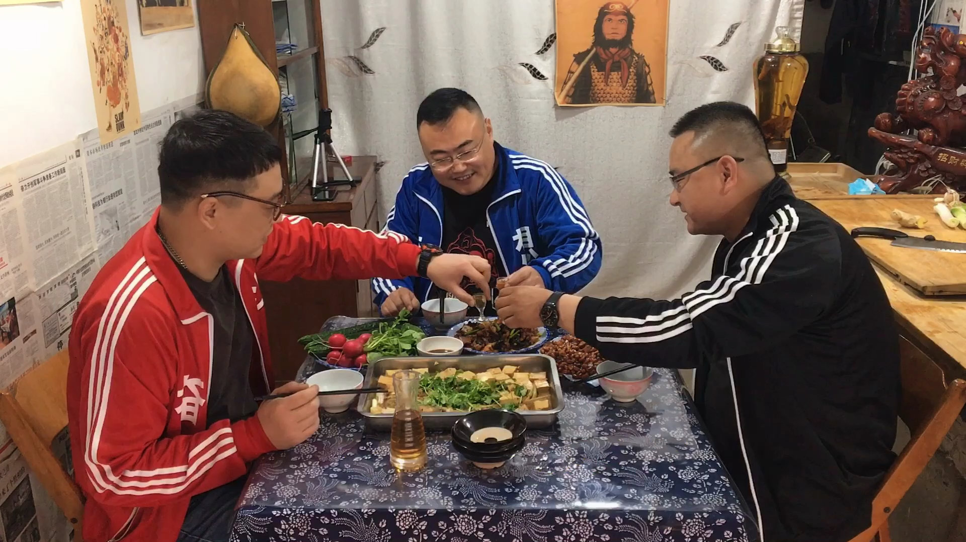 家乡的海鲶鱼炖豆腐超美味、配上川菜回锅肉、三兄弟开怀畅饮
