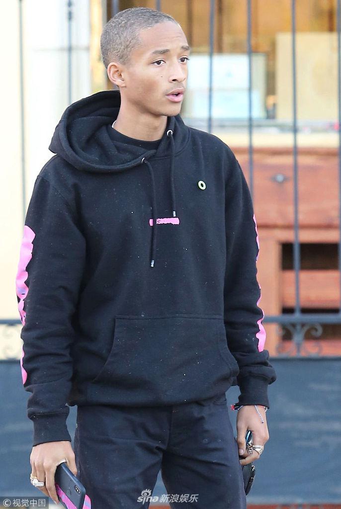 组图:贾登·史密斯穿运动套装瘦成电线杆 获粉丝求合影一脸懵