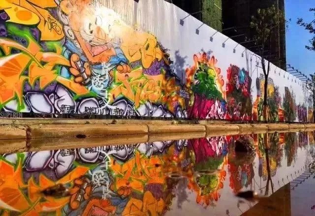当城市围挡变身艺术墙绘,"朋克"武汉就是这样年轻