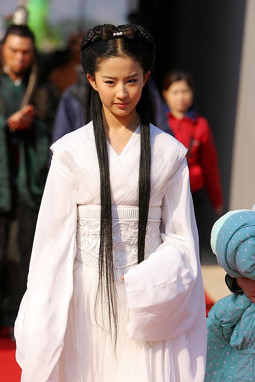 虽然刘亦菲每个时期颜值都在线,最喜欢的还是小龙女时