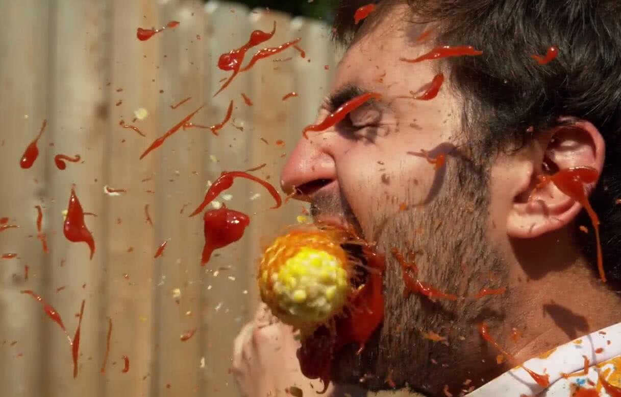 男子尝试"电钻式"吃玉米,一开电源画面有点尴尬!