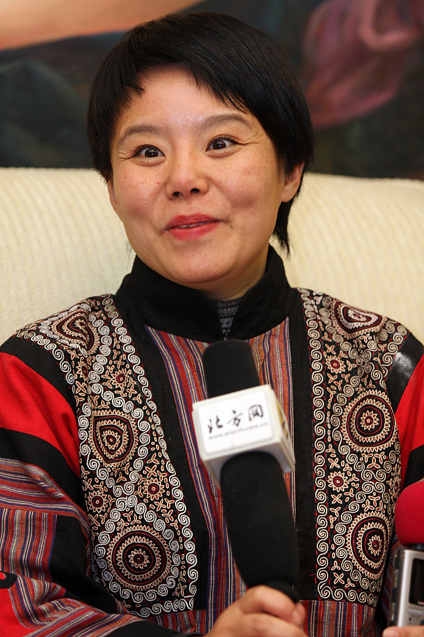 龚琳娜  8月1日是龚琳娜的生日.