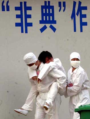 03年非典后的人性:幸存患者返乡遭拒,儿女形同陌路,被迫自杀