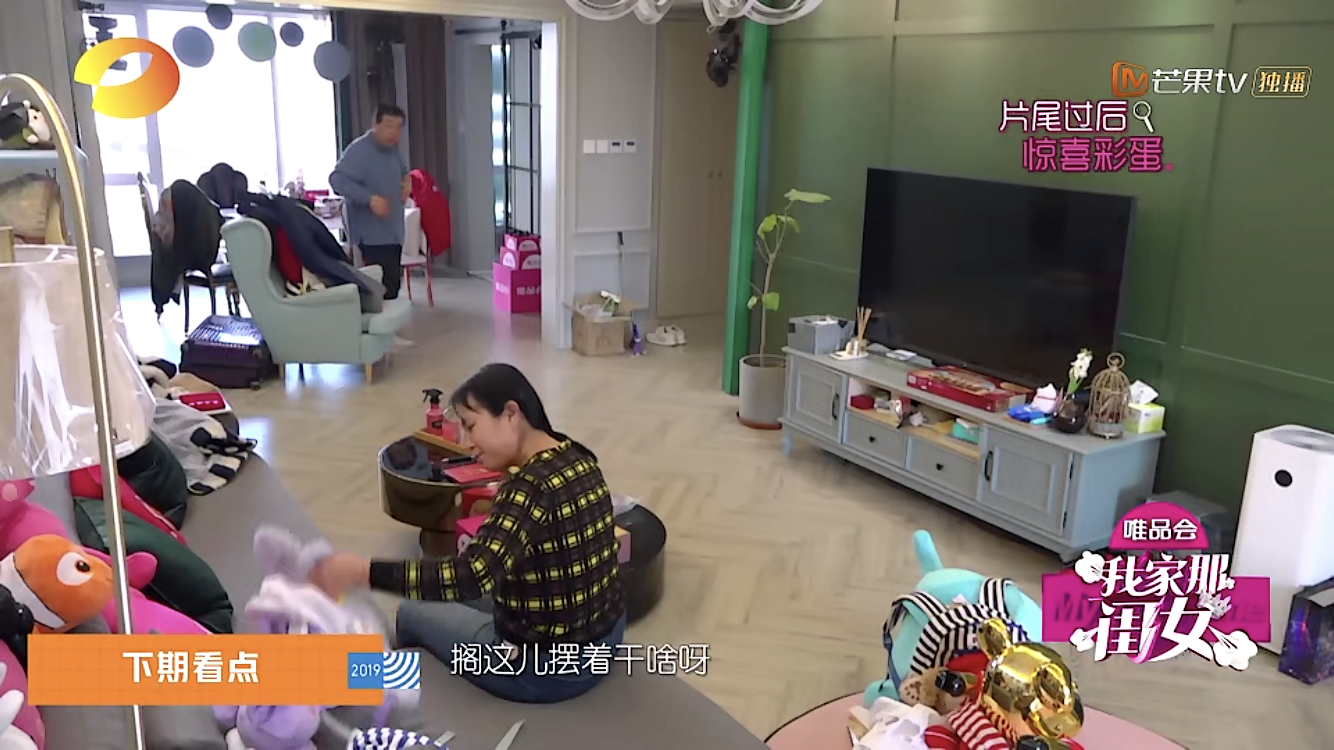 吴昕的爸爸妈妈来了之后就没有停下来过,边唠叨边收拾,吴爸爸收拾了