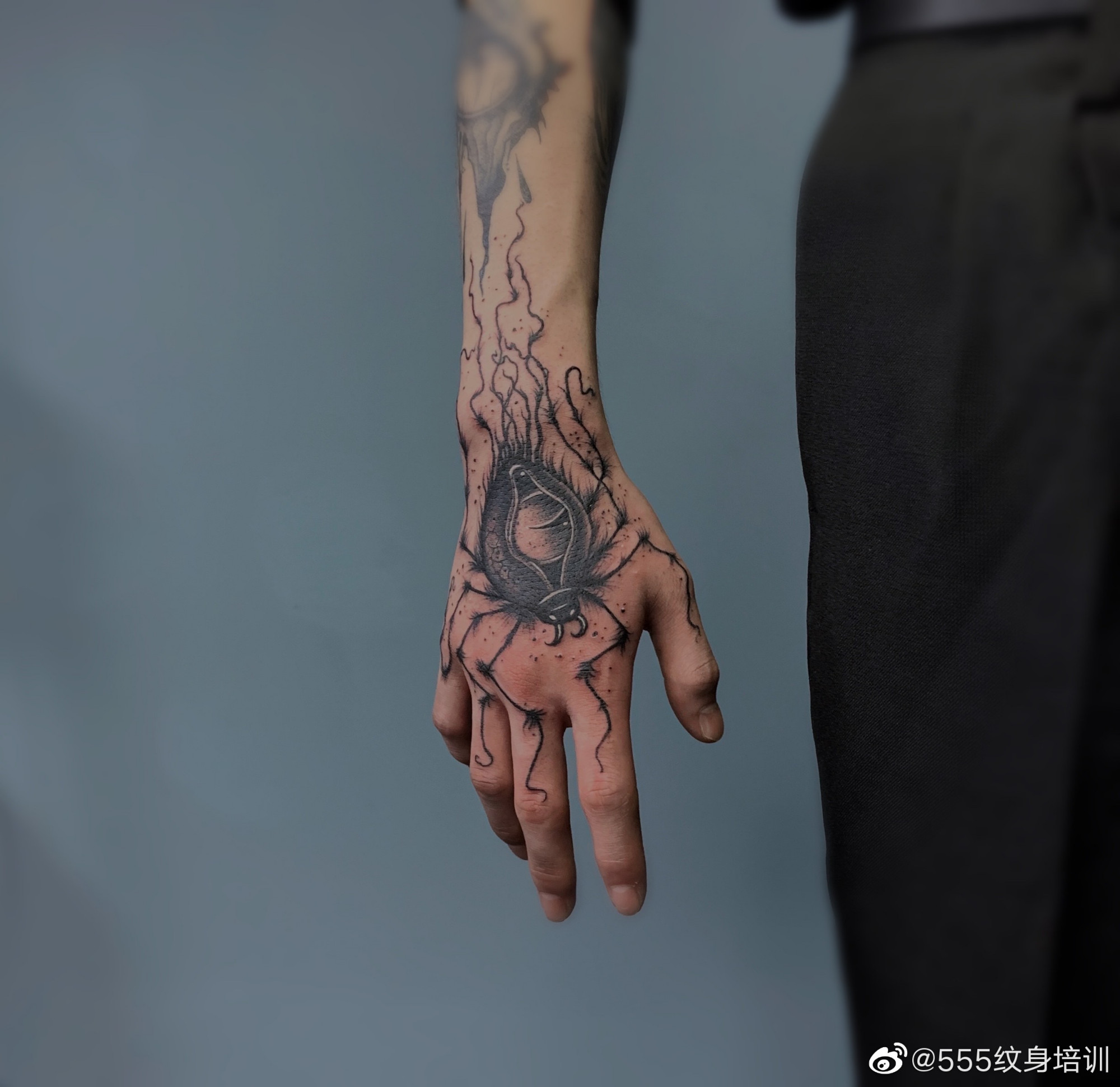 手背眼睛纹身,蜘蛛纹身