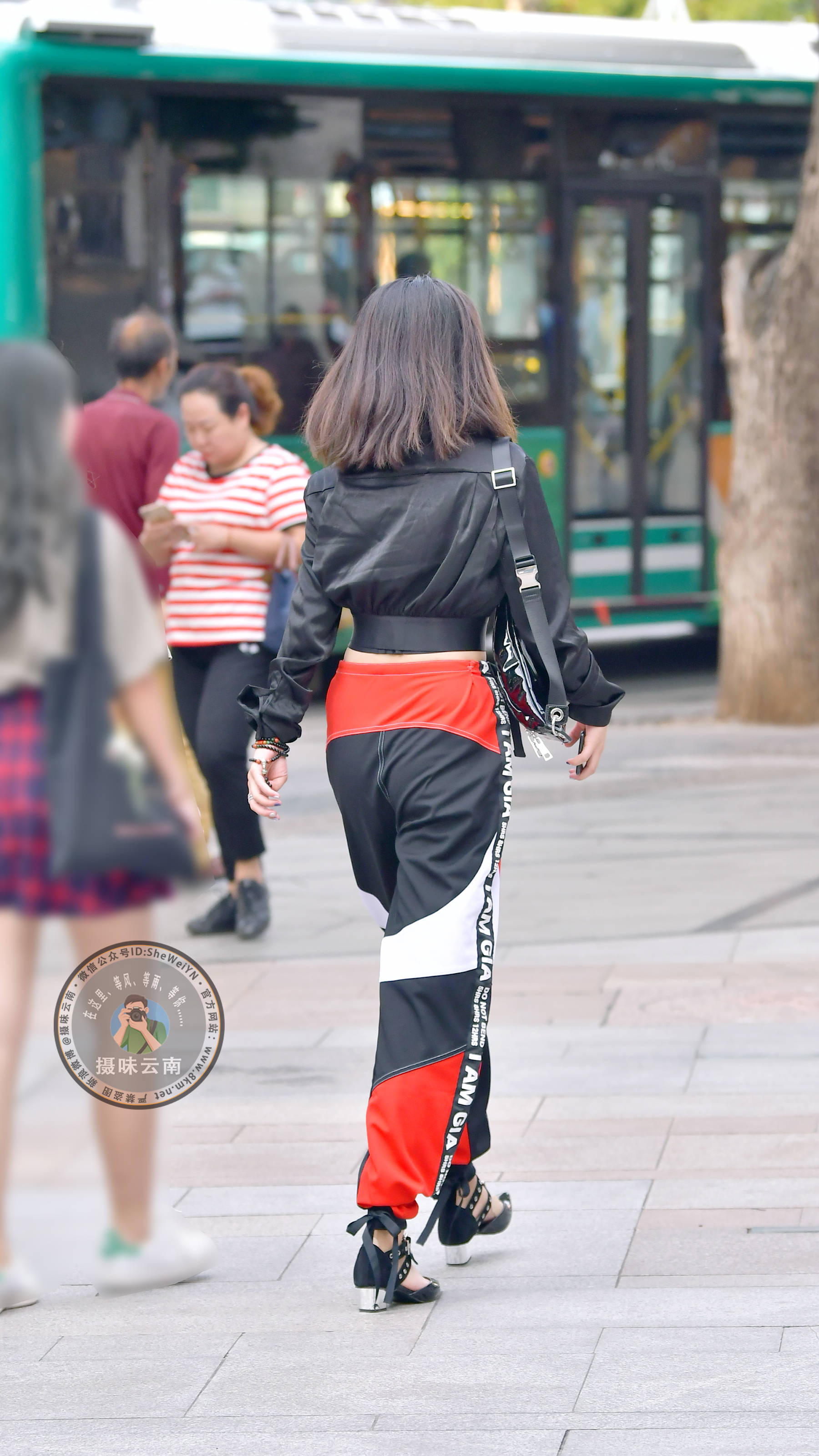 街拍:超级时尚的哈伦裤美女
