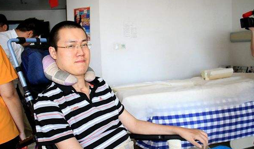 前男排国手汤淼现状:受伤瘫痪12年,女儿乖巧可爱妻子身份成谜!
