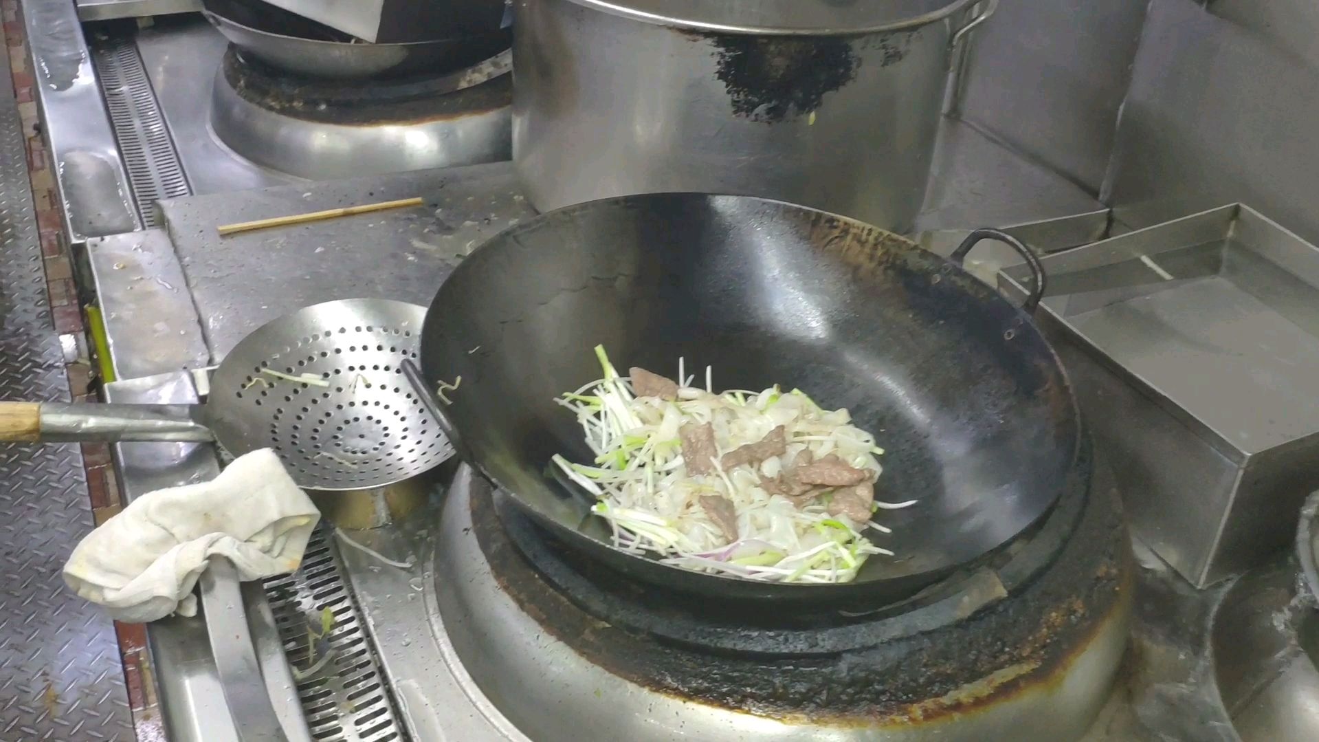 广东经典美食“干炒牛河”牛肉火锅店的招牌菜,全程无需下一粒盐