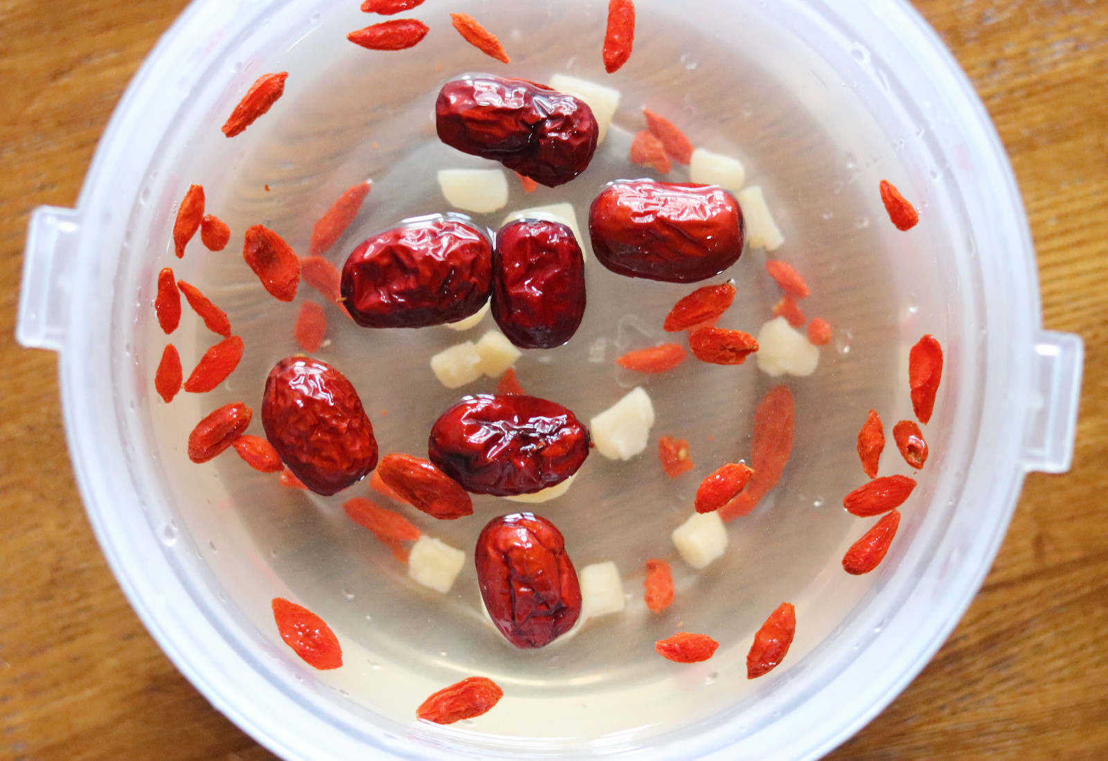 红枣,枸杞,干贝也用水泡1分钟,清洗干净.