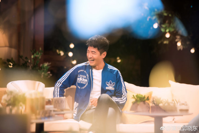 程莉莎拿脚怼老公的脸,郭晓冬随后的动作,让网友直呼:受不了了