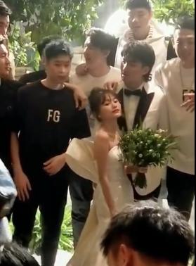 于德豪大婚!豪车云集婚礼现场豪华,新娘娇小可爱颜值高