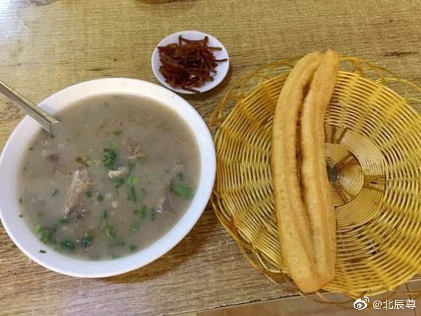 凌晨三点就排队!这碗"糁"到底是sà?