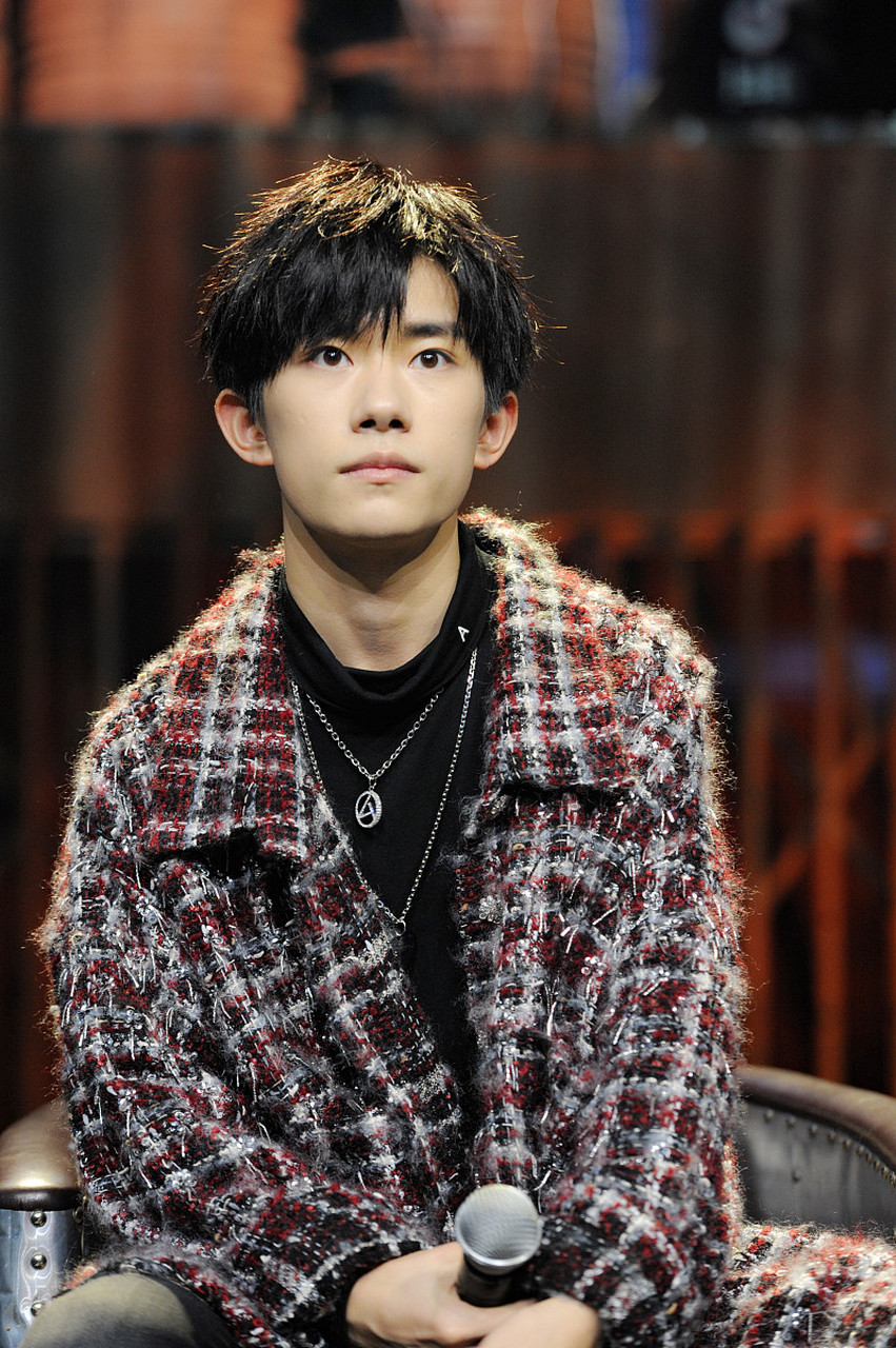 易烊千玺:他以非凡的才华和勤奋,在演艺和音乐领域都取得了显著的成绩