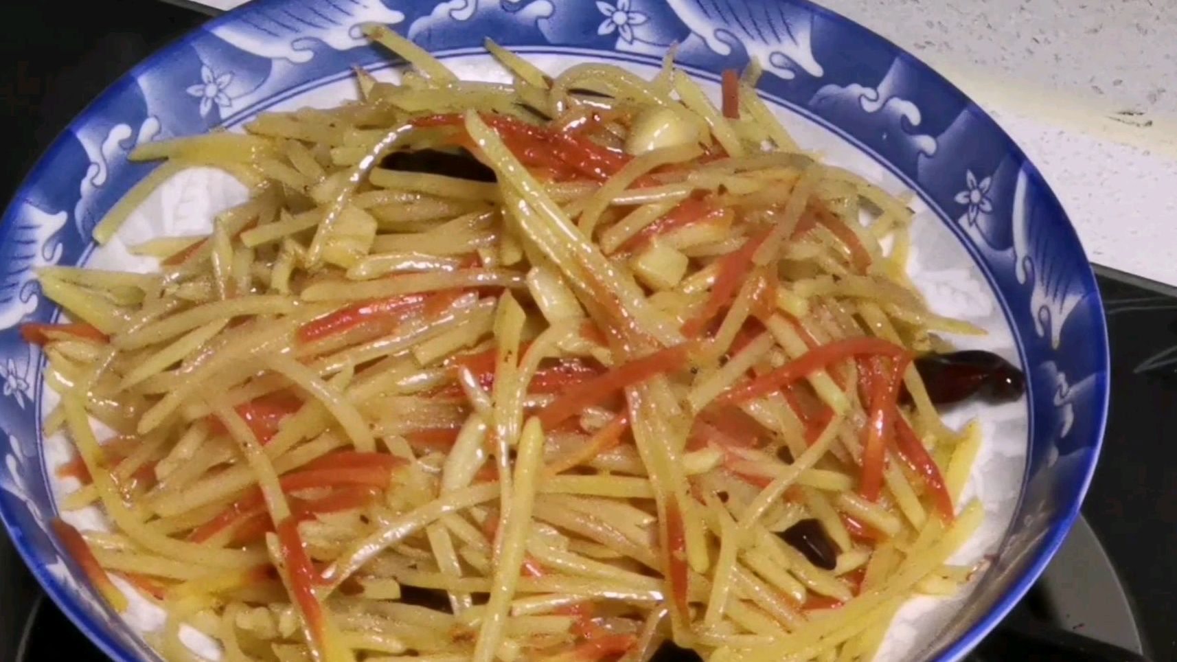 酸辣土豆丝,怎么炒才能脆爽不面呢,胖哥教你做!