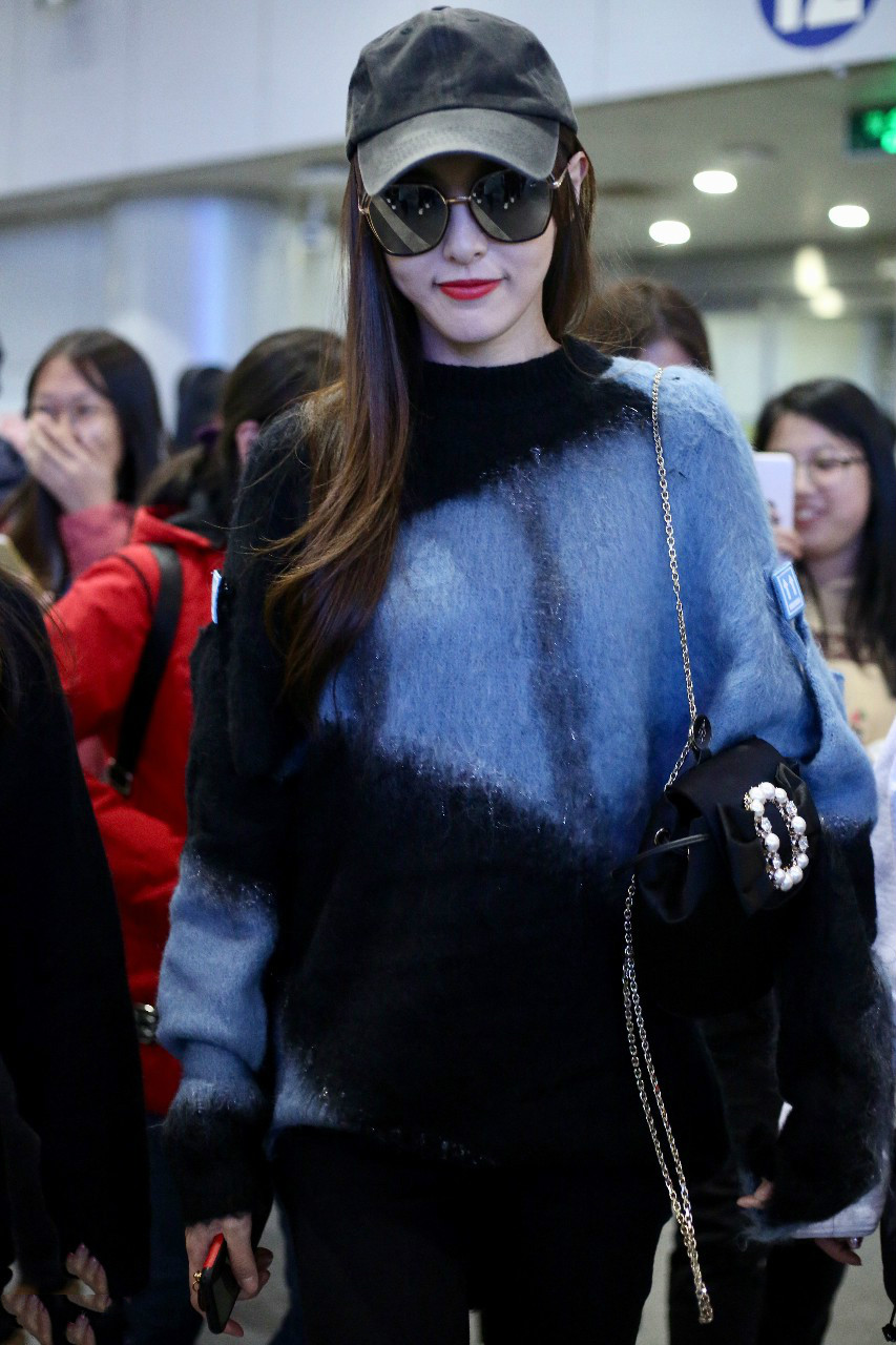 唐嫣头戴黑色棒球帽