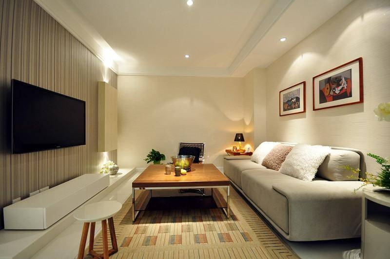 客厅选用的都是墙纸,暖色调的米色墙纸给人温馨的感觉