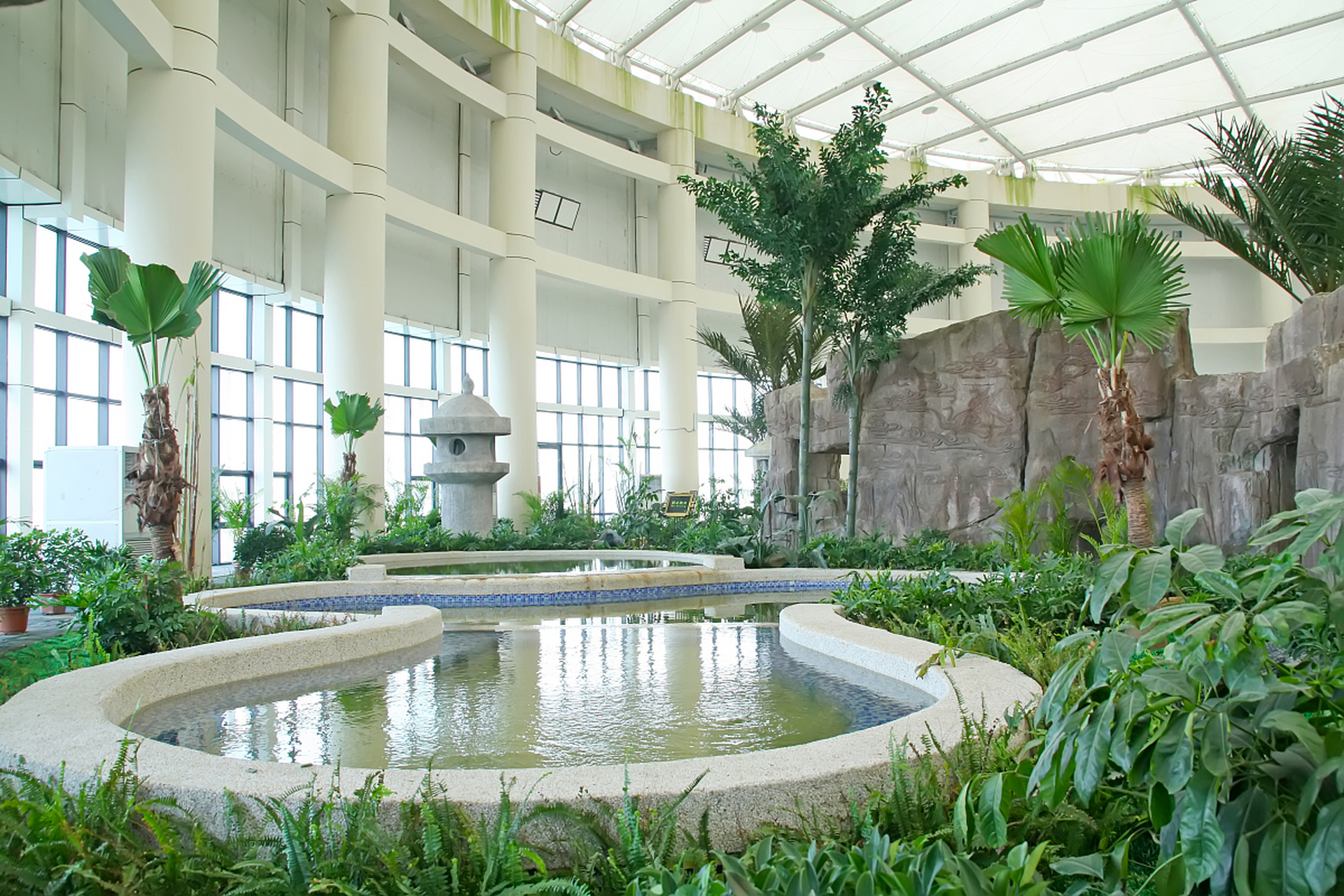 吉林神农庄园温泉休闲度假村,坐落于风景如画的吉林市郊外,是一处集