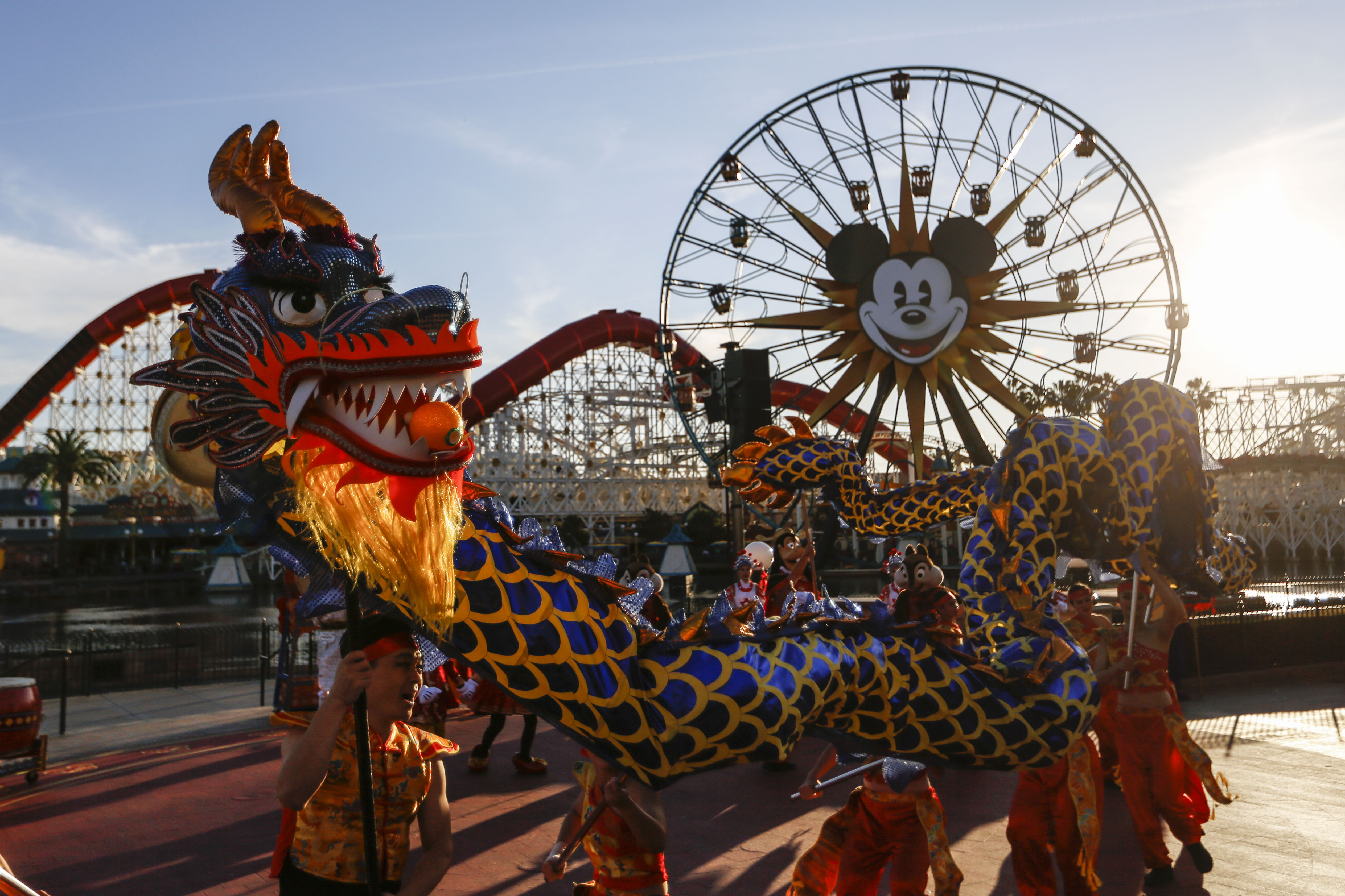 通讯:美国迪士尼加州冒险乐园红红火火迎鼠年