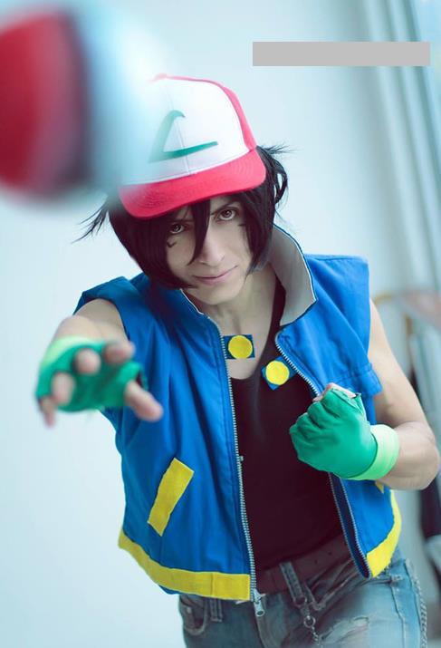 图为小智在扔精灵球.精灵宝可梦cos,网友:真的是女大十八变呀!