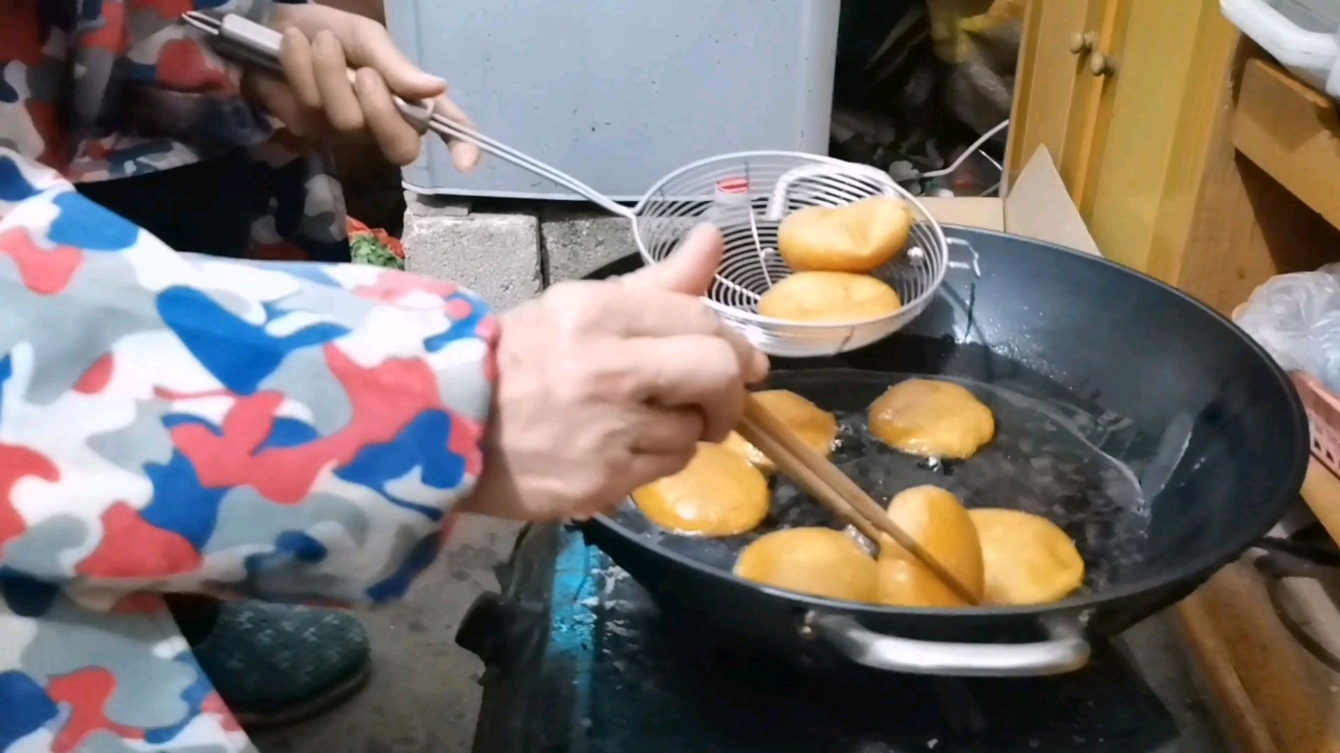 过年怎么能没有油炸粑粑,油炸几锅粑粑吃,这个春节就年味十足了