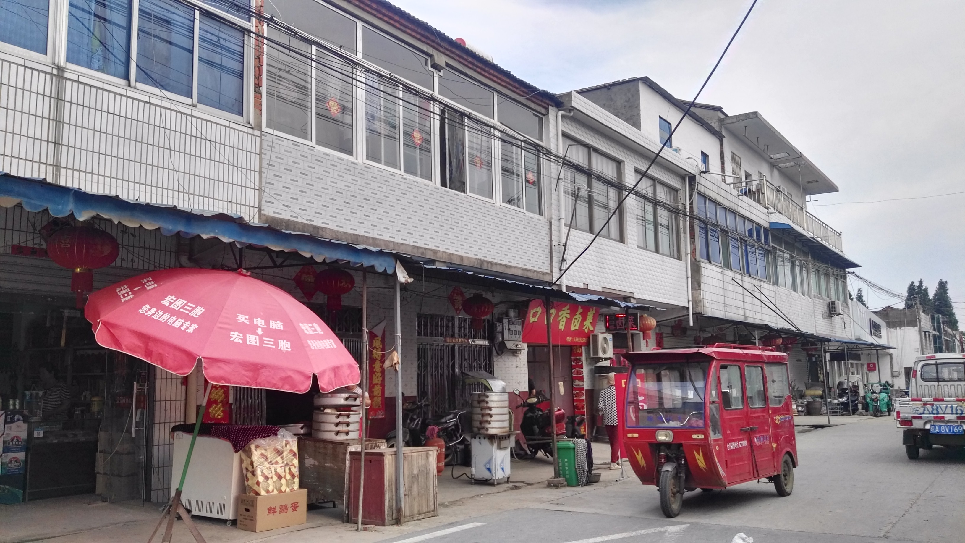 这种小三轮在农村比较常见,载人载物均可,非常实用.