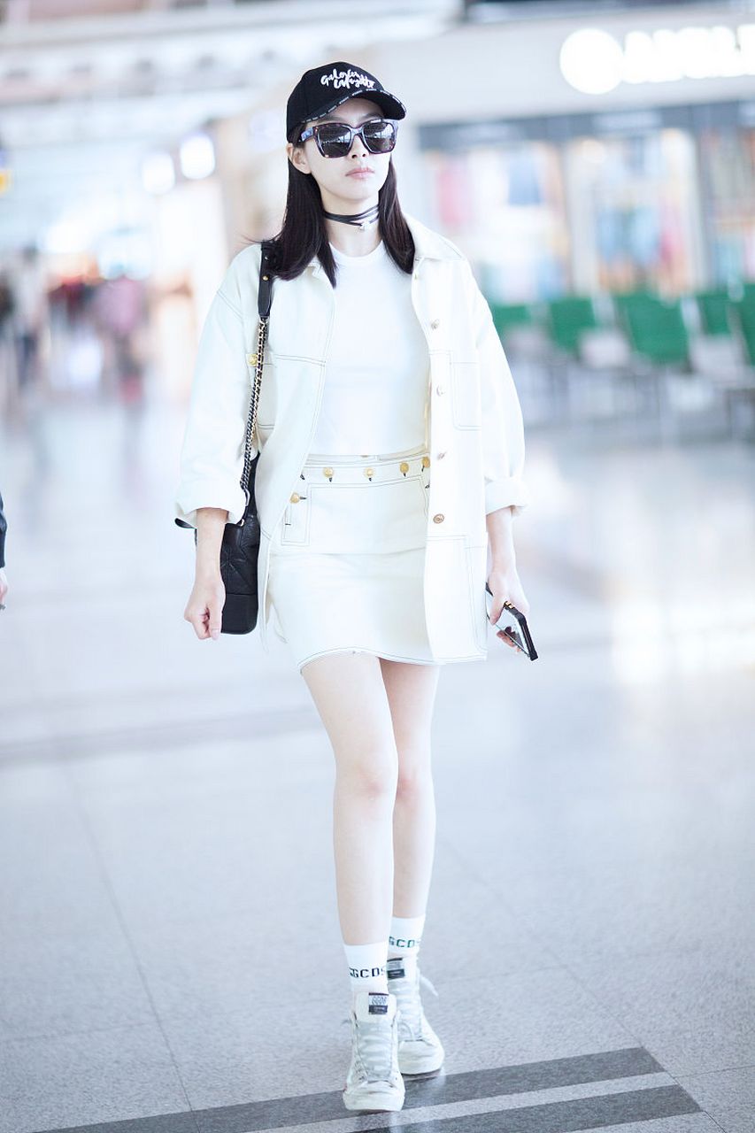 宋茜奶白色造型太可了,白t配上短裙外搭同色系外套