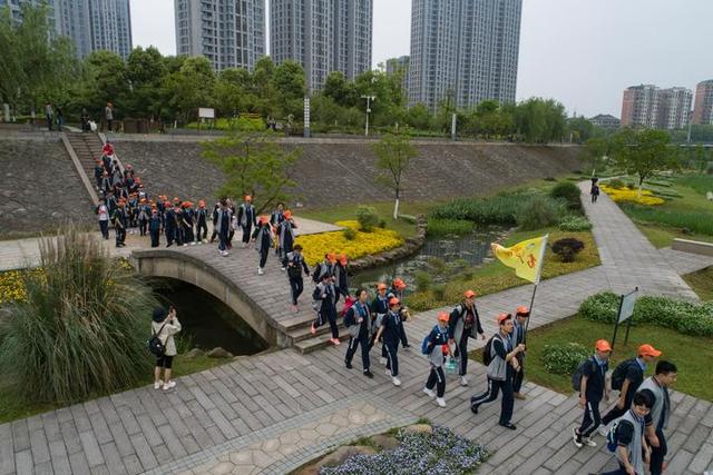 五四逐梦 青春毅行,诸暨二中感受城市新形象