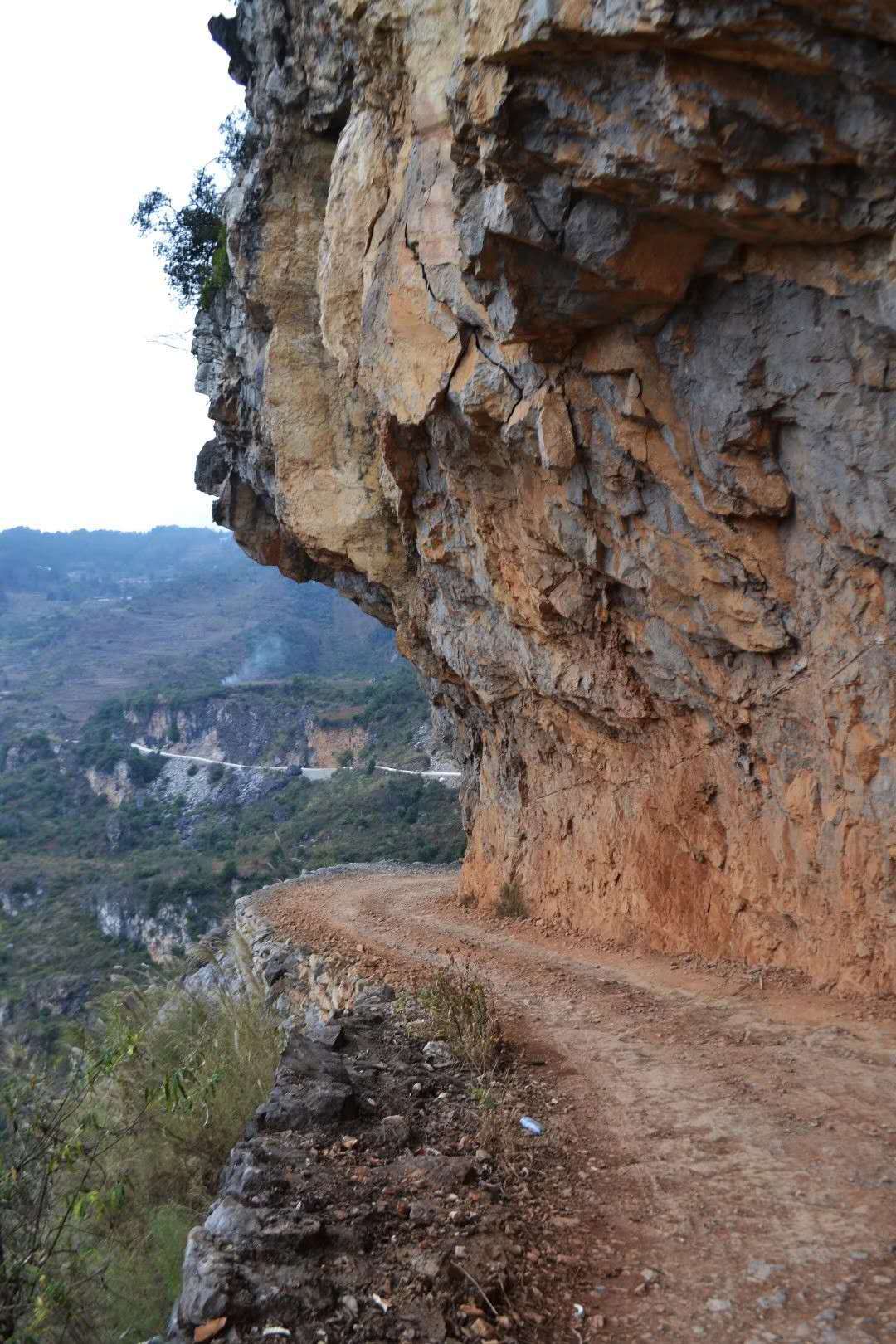 贵州某地的夺命公路,下面是万丈悬崖连个护栏都没有