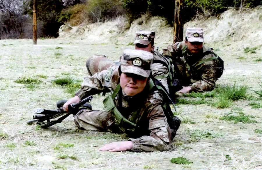 手榴弹投掷 仰卧起坐屈臂悬垂 单兵掩体构筑 低姿高姿侧姿战术动作