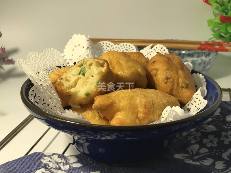 最新发现的小零食"炸面团子",面粉加鸡蛋过油炸,炸一个吃一个