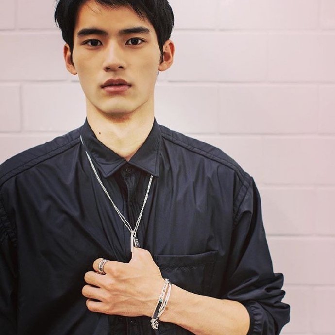 组图:冈田健史最新写真照曝光 身穿一袭黑衣帅气冷酷