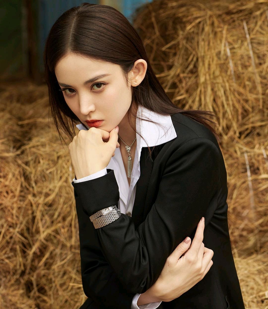 古力娜扎职业装搭配,穿搭优雅又高级,尽显精英气息眼神带电