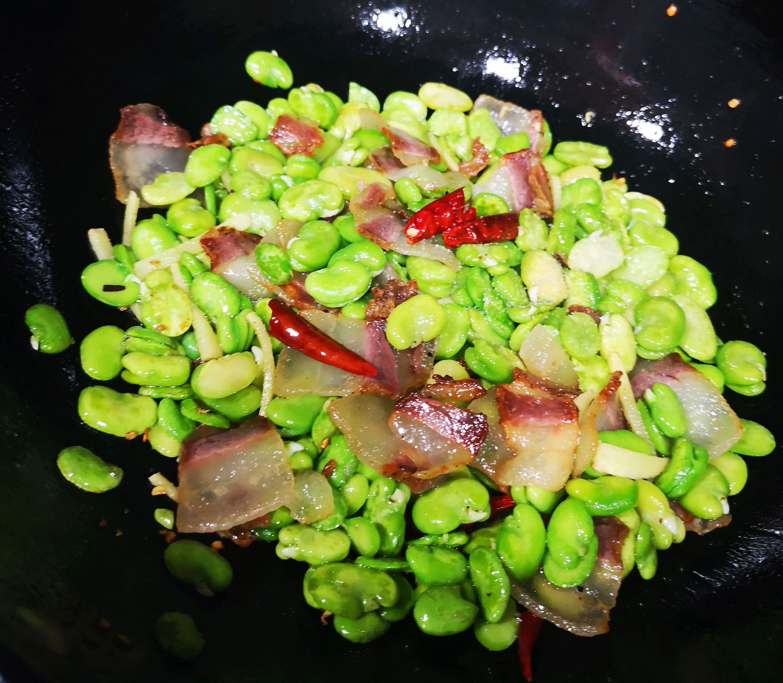 腌肉炒蚕豆米(家常小菜)