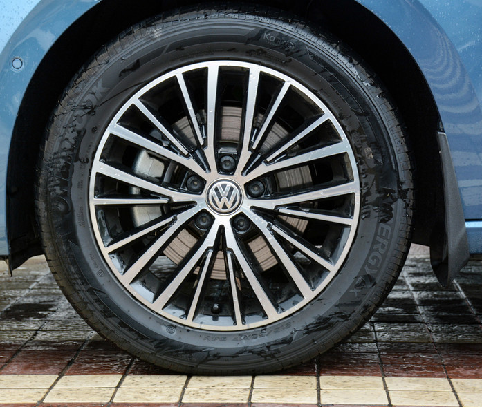 这款车的轮胎的造型很好看,在路上跑的过程中很耐磨