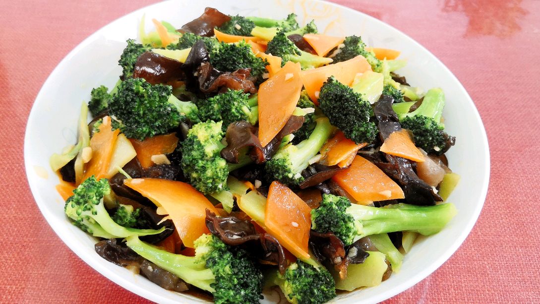 西兰花木耳炒胡萝卜,春季养生美食,营养丰富,增强免疫力