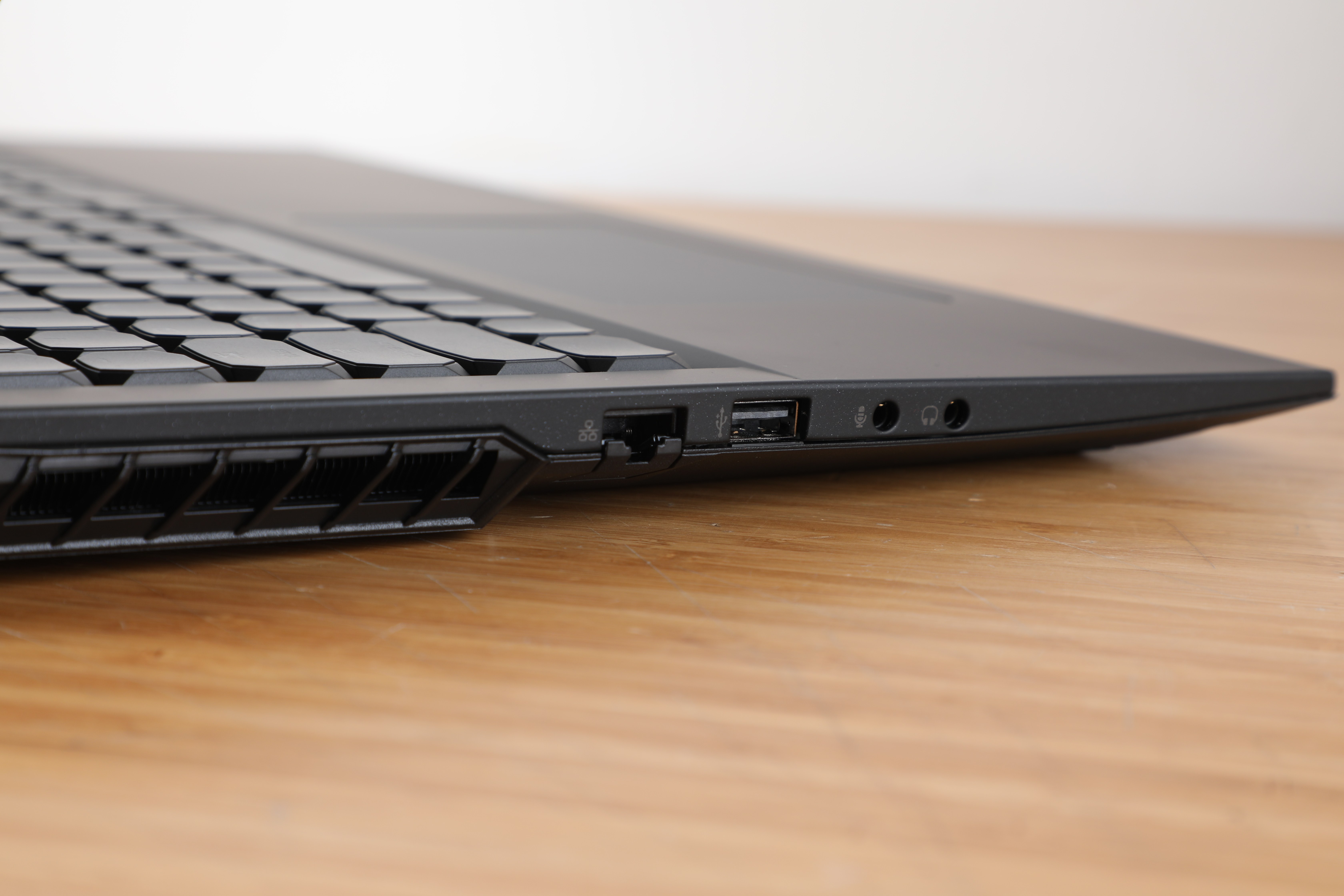 17.3英寸窄边框游戏本 机械革命x8-ti plus赏析