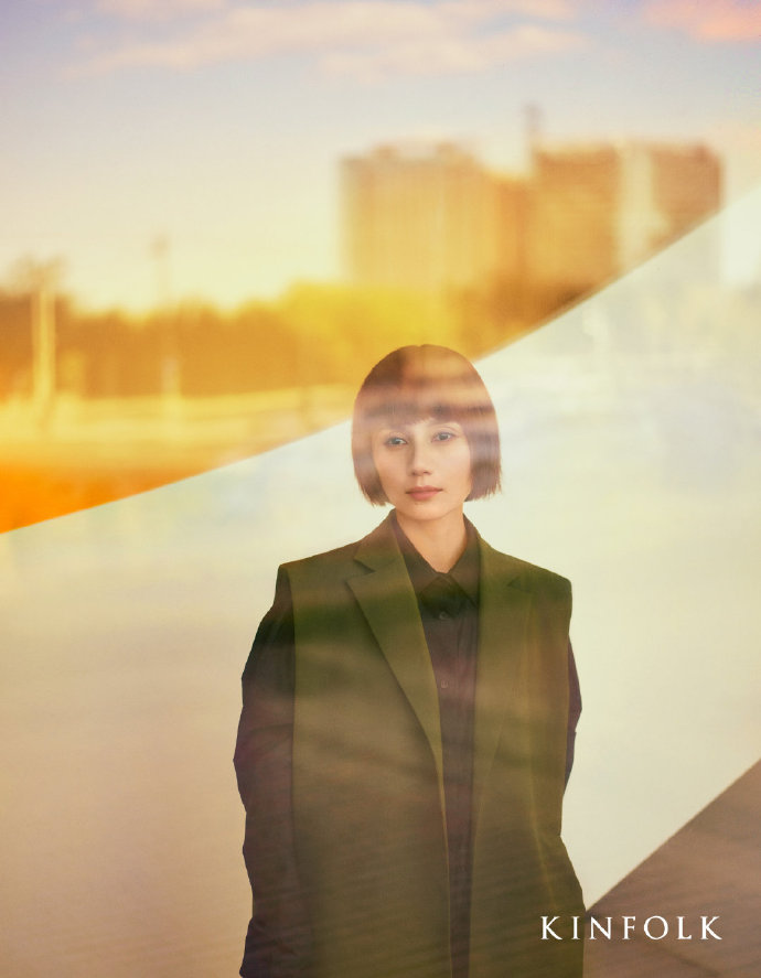 袁泉真我封面曝光 黑白色系演绎镜头下的高级感