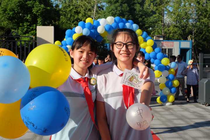 「开学了」夏衍初级中学新生写"气球愿望"