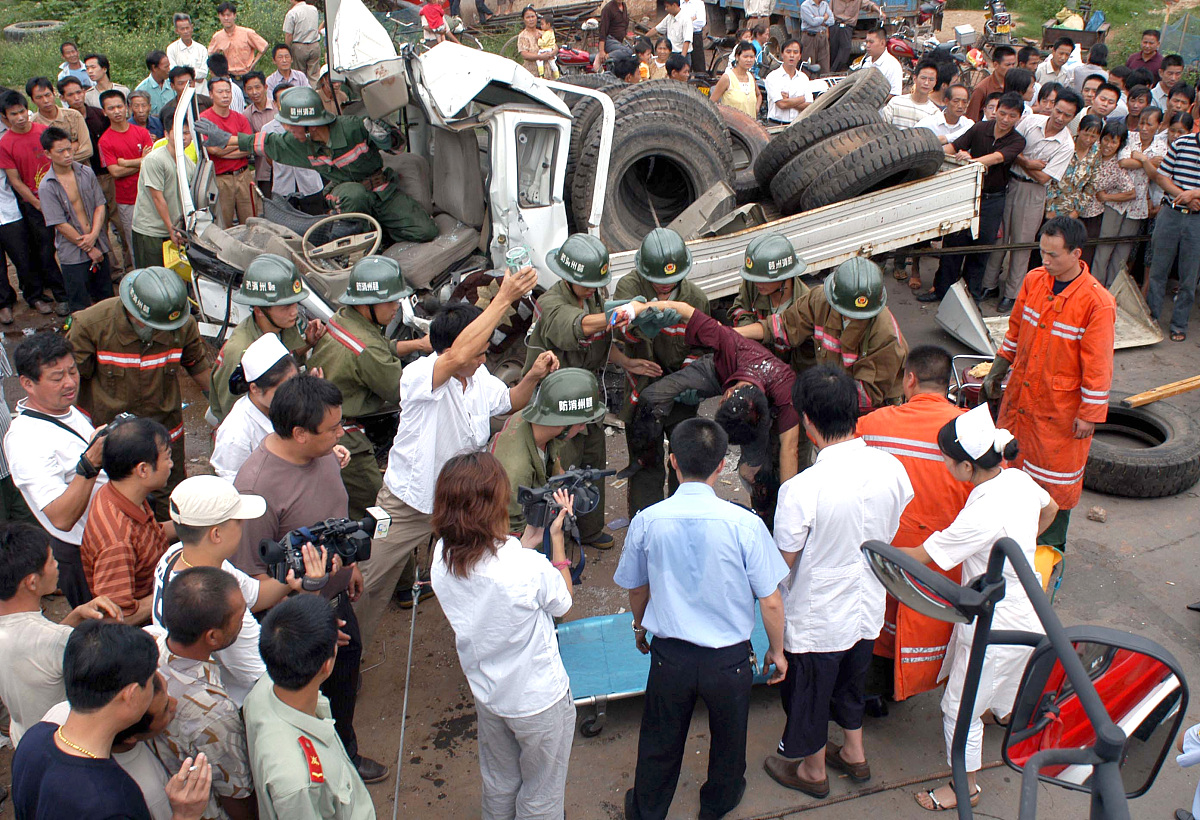 据报道,这些哄抢事件不仅造成了财产损失,还对当地居