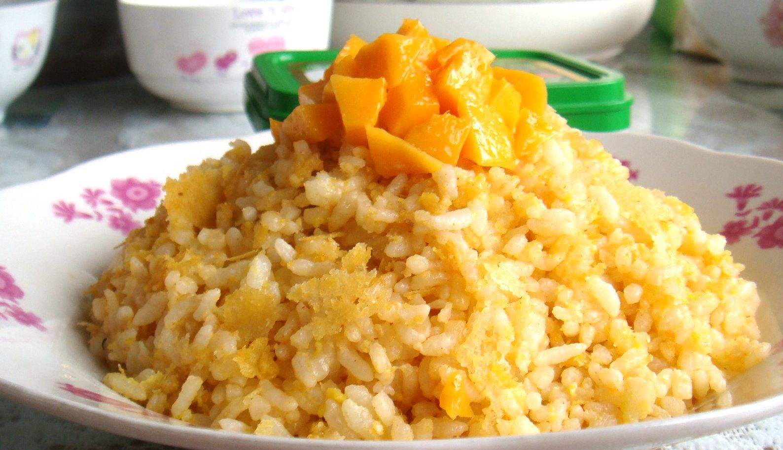 蟹黄鸡蛋炒饭:营养丰富,色泽金黄,鲜美可口,吃了忘不了