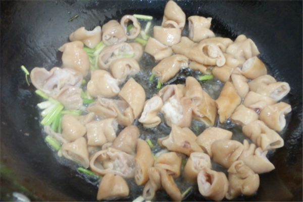 煮猪大肠老缩水?那是你不会做!多加"这一步",不缩水还香嫩!