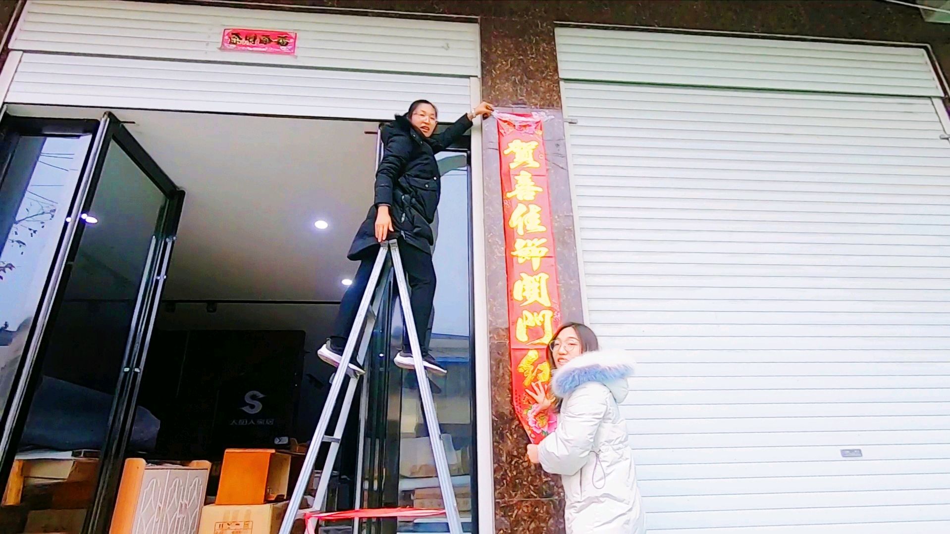 贴春联包饺子准备年夜饭,老家饺子皮是“梯形”的,包出来像元宝