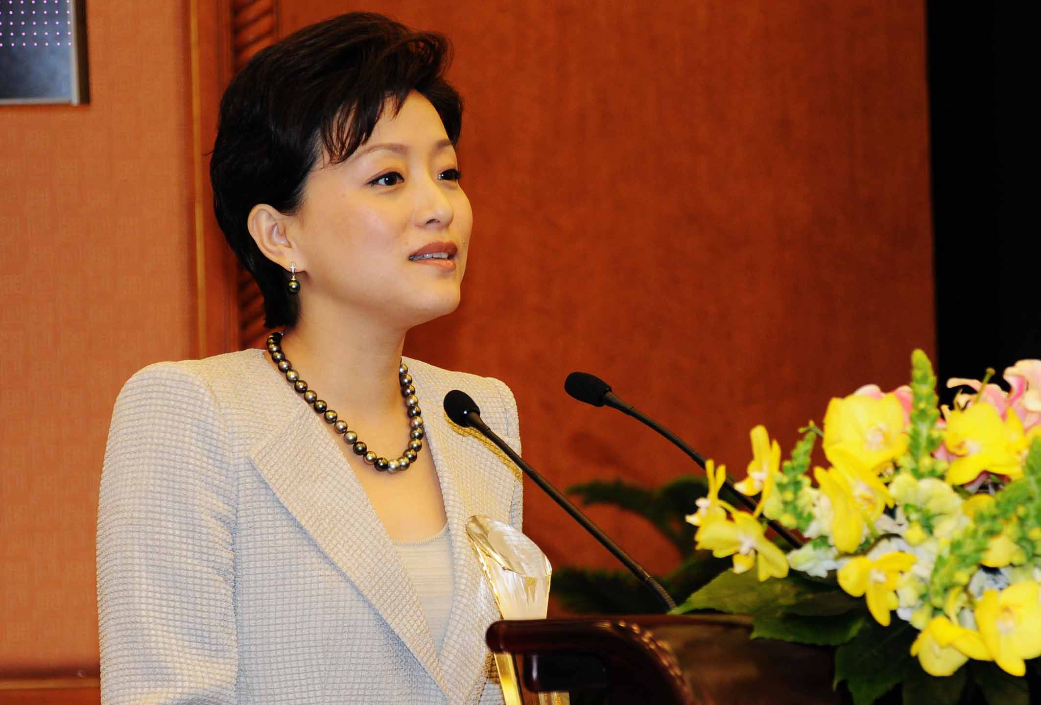 面试官问杨澜,你觉得自己漂亮么?杨澜的回答获得面试官的称赞