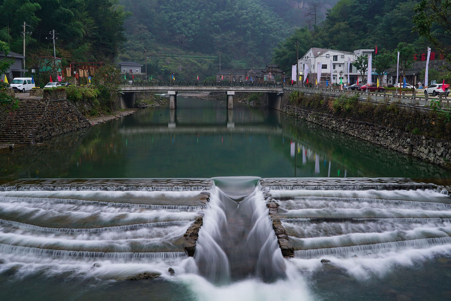 鸬鸟镇旅游攻略||鸬鸟镇位于浙江省杭州市余杭区,地处杭州西北郊,是一