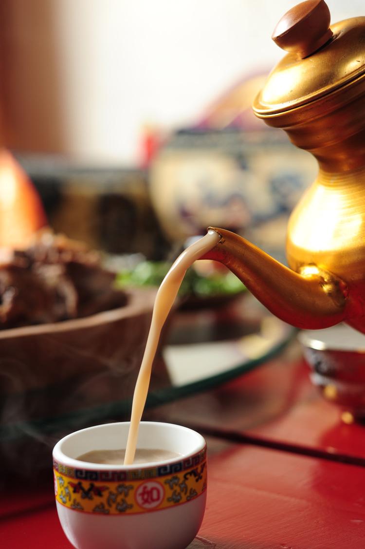 酥油茶是中国西藏的特色饮料,茶香很浓,奶香扑鼻