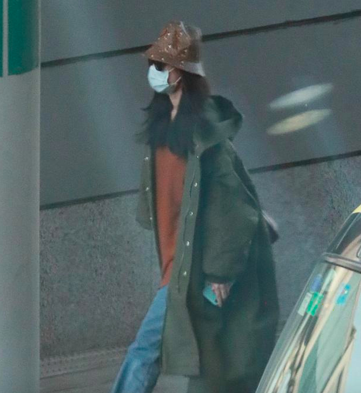 【倪妮戴口罩复工现身机场】12日,倪妮现身机场,她身穿橘红色上衣和