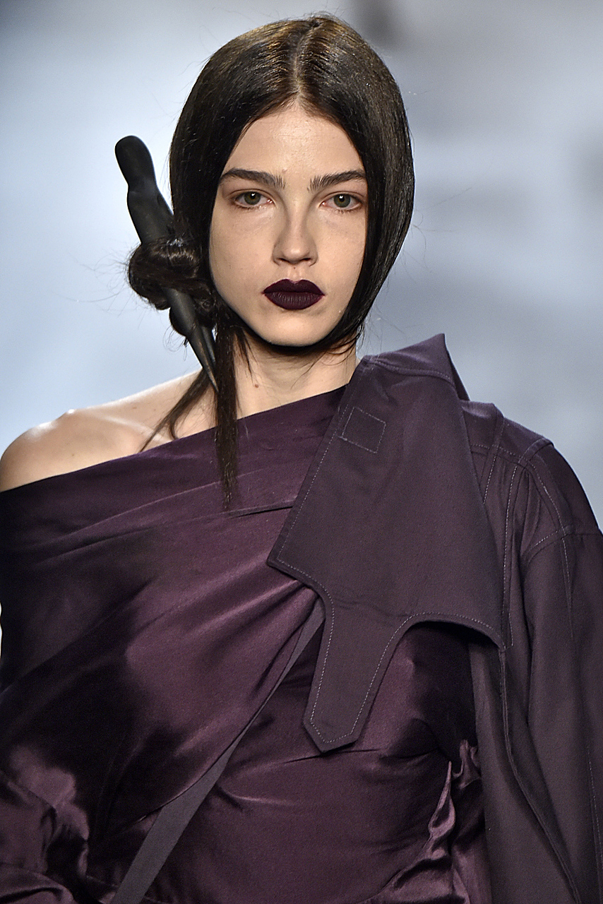 焦黑妆容:要达到焦黑妆容效果,可以使用较为深黑和较为强烈的眼妆和