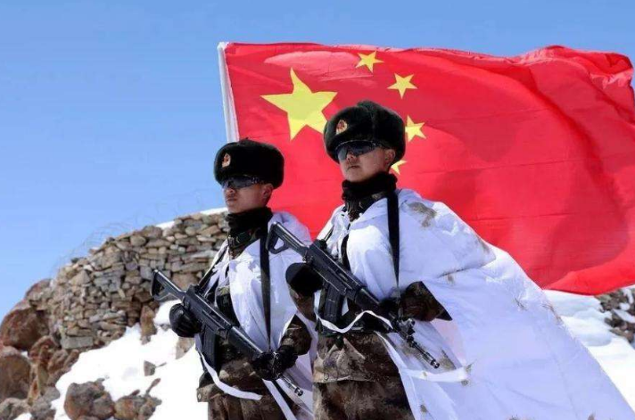 坚守在风雪中的战士!边防战士在海拔数千米巡逻,在雪地吃火锅