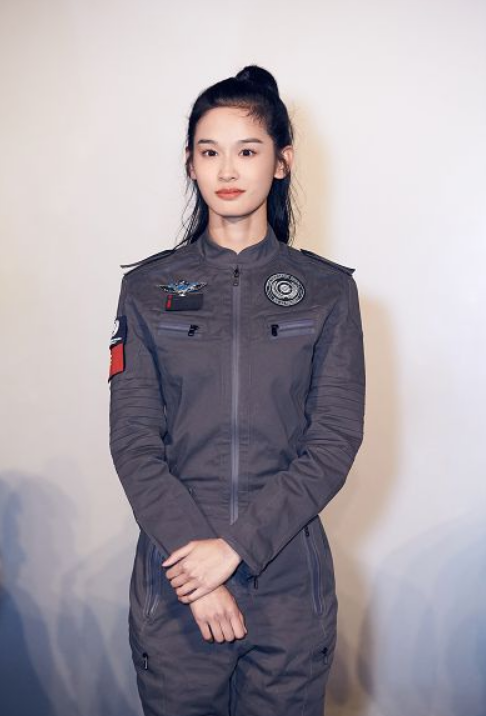 今天要跟大家说的这位演员,在她刚出道的时候,就已经开始给徐峥合作了