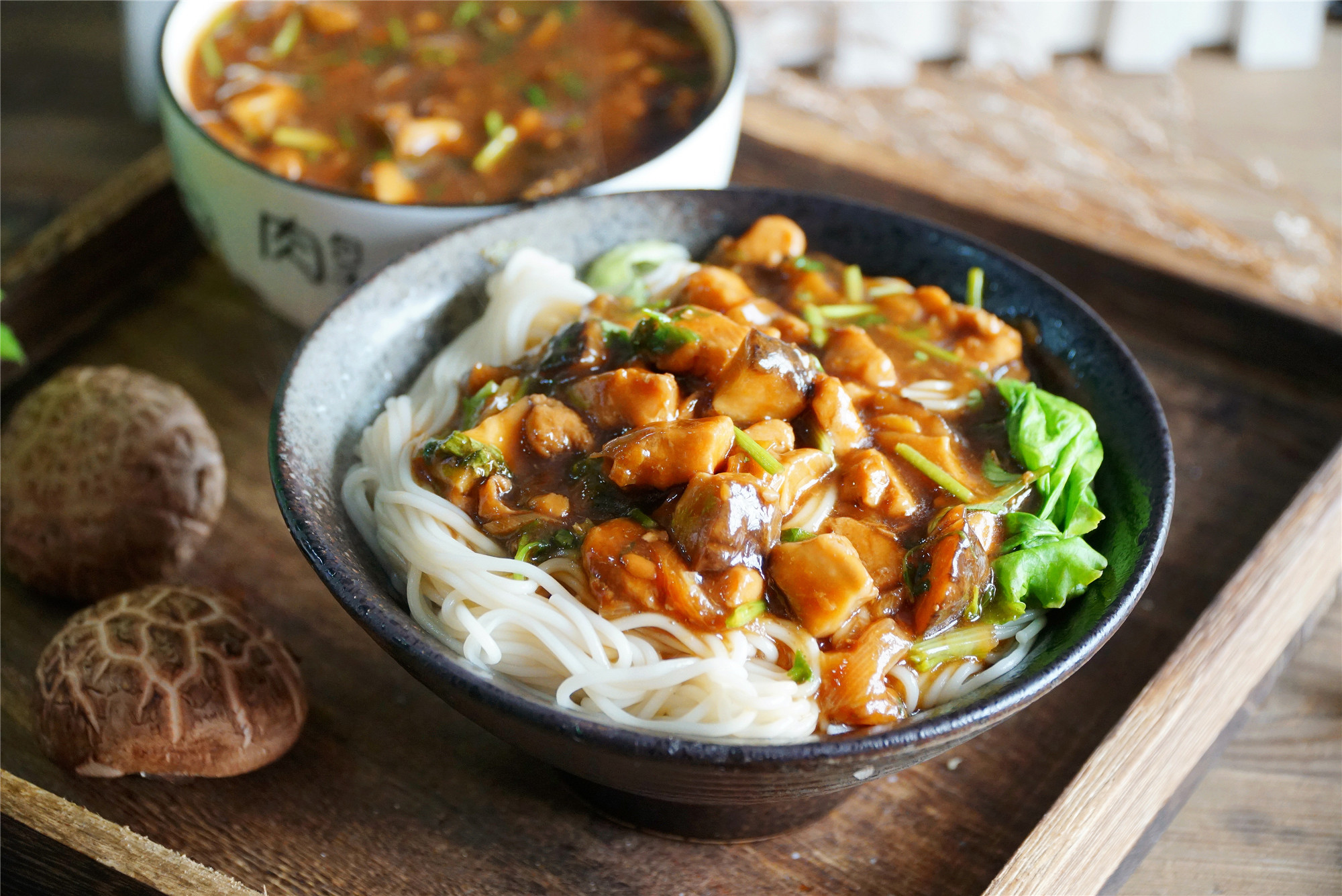 这炸酱面最近火了,用几个香菇,1块鸡肉,味道不输北京炸酱面